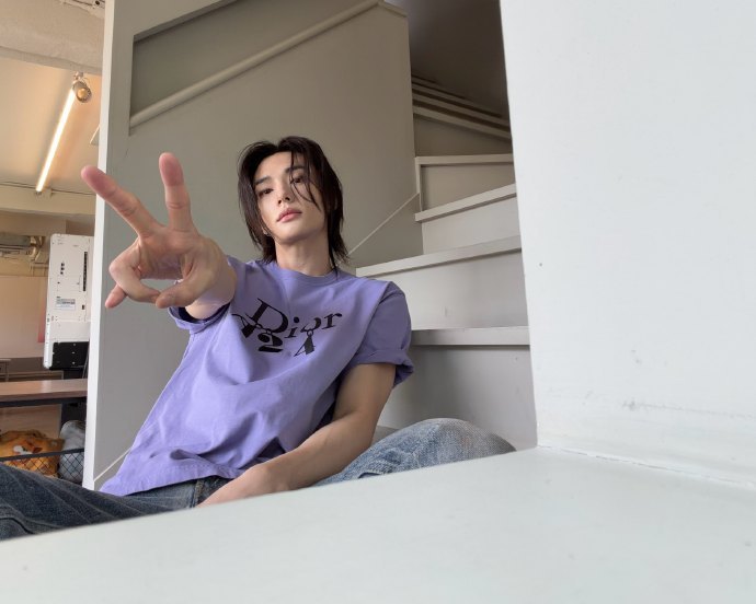 时尚灵感解读  黄铉辰 Hyunjin 上身 Dior 和美国制片公司 A24 