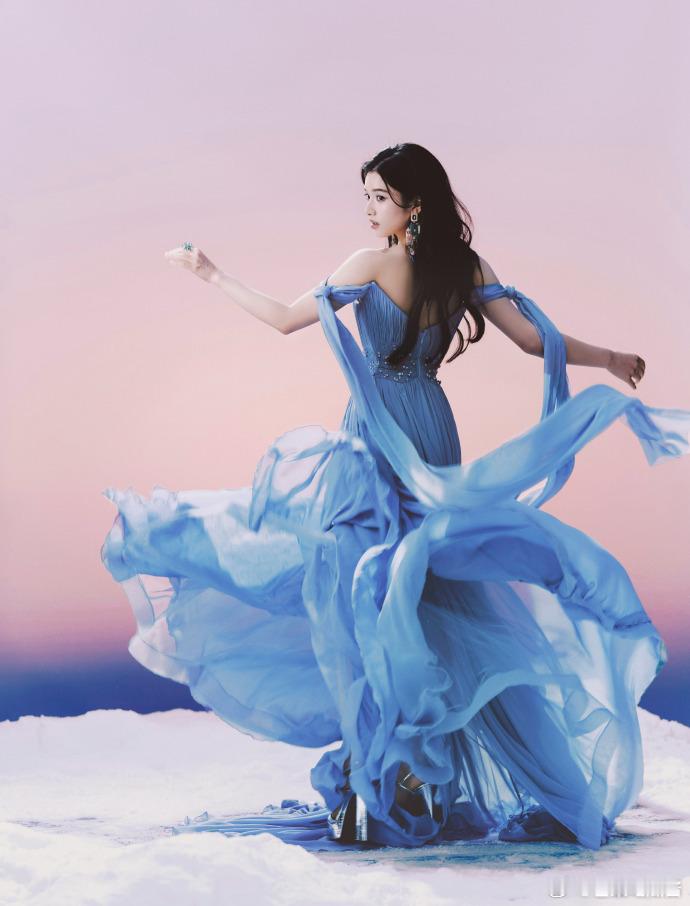 张婧仪 海的女儿  这一次，张婧仪以海的女儿形象惊艳众人，蓝色礼服宛如海浪的化身