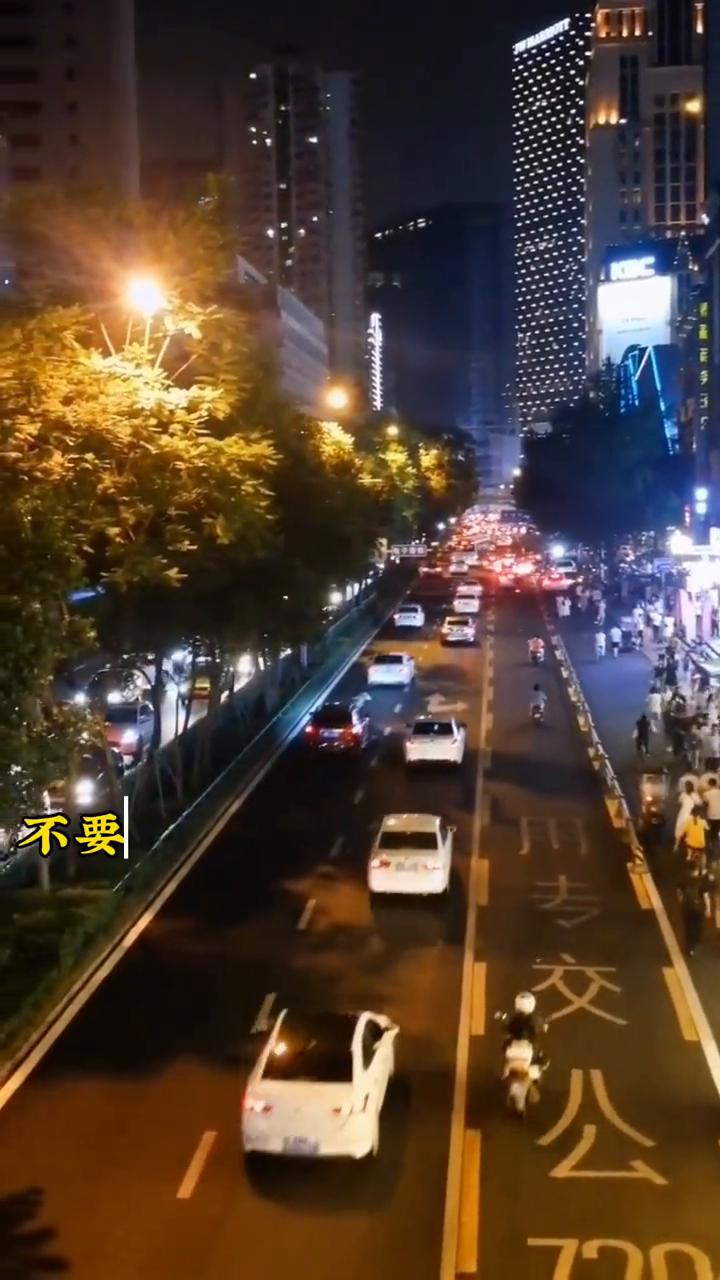 你要明白生活从来不容易，不要总因为一点小事心情不好。人生本来就是喜忧参半，没有人