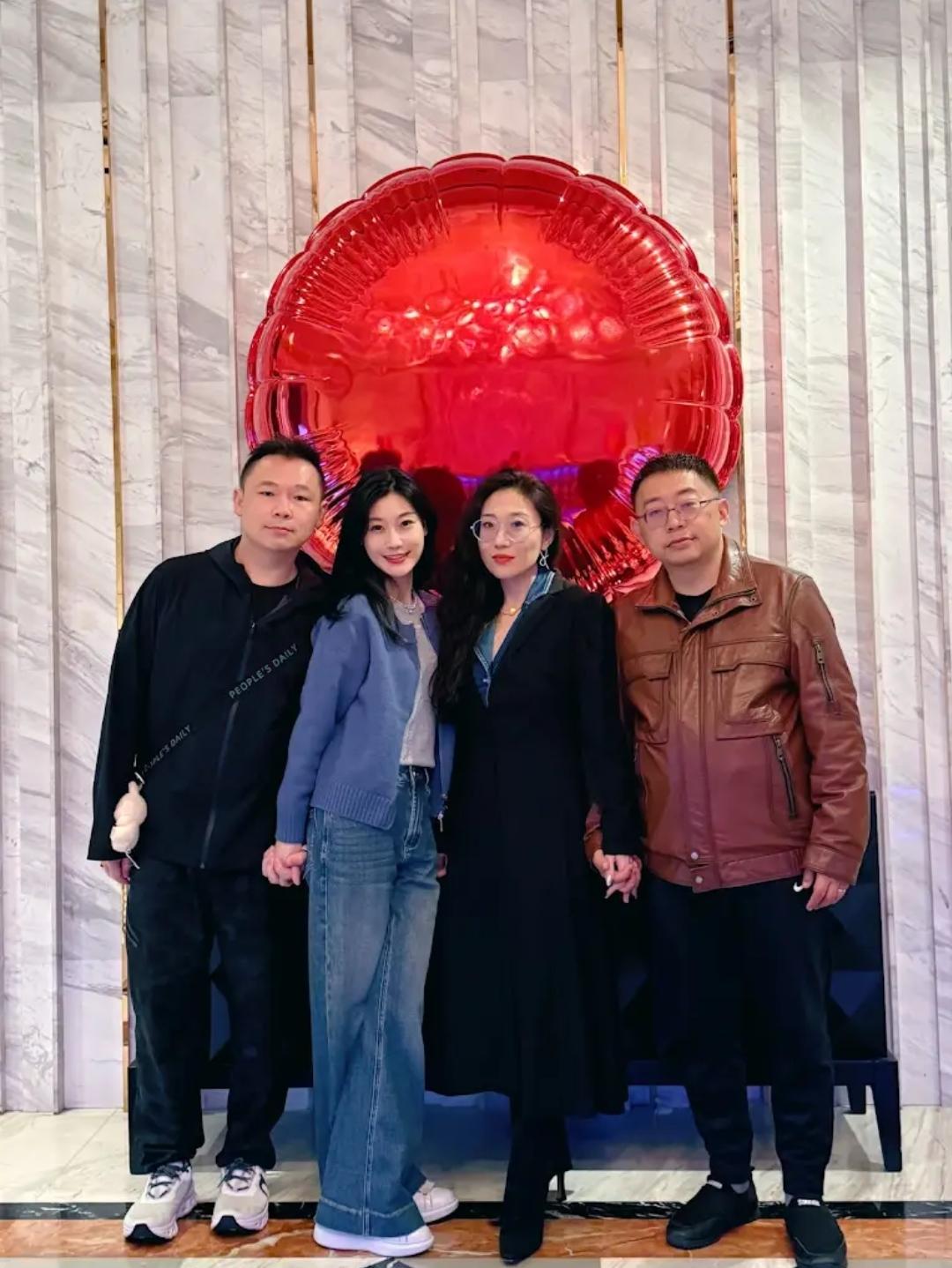 三妹的老公和沈逸的老婆原来长这样的呀！
 
住在新西兰的成都妹子三妹，因为跟台湾