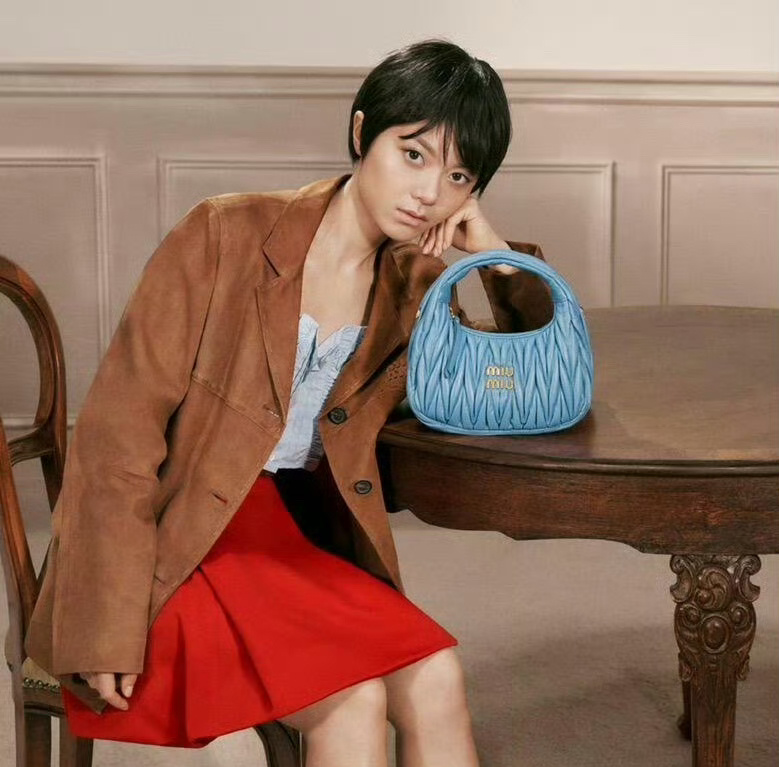 赵今麦超短发造型拍摄miumiu大片，好特别的风格