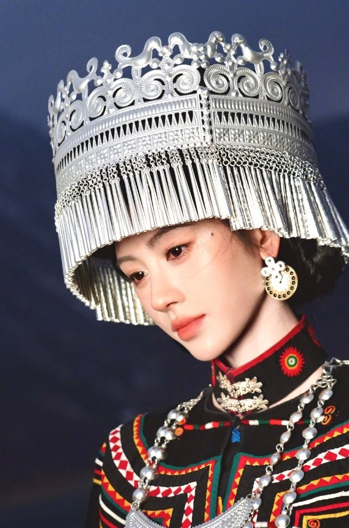 鞠婧祎彝族服饰造型好美啊 