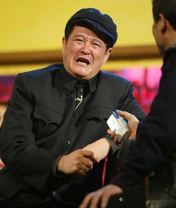 假如赵本山此刻就在闫学晶面前，
看着她忘了自己是谁，
怕是要指着鼻子问一句：“你