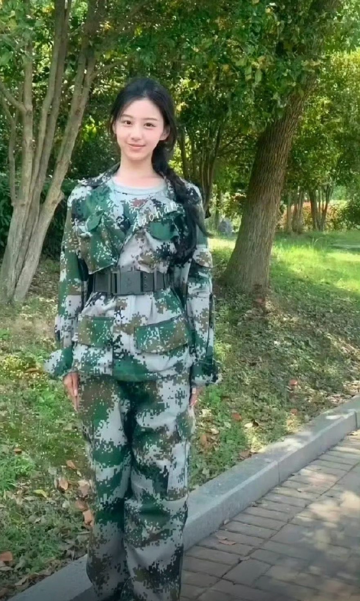 说真的，看了一眼女明星学生时期的图，我觉得最漂亮的是包上恩 