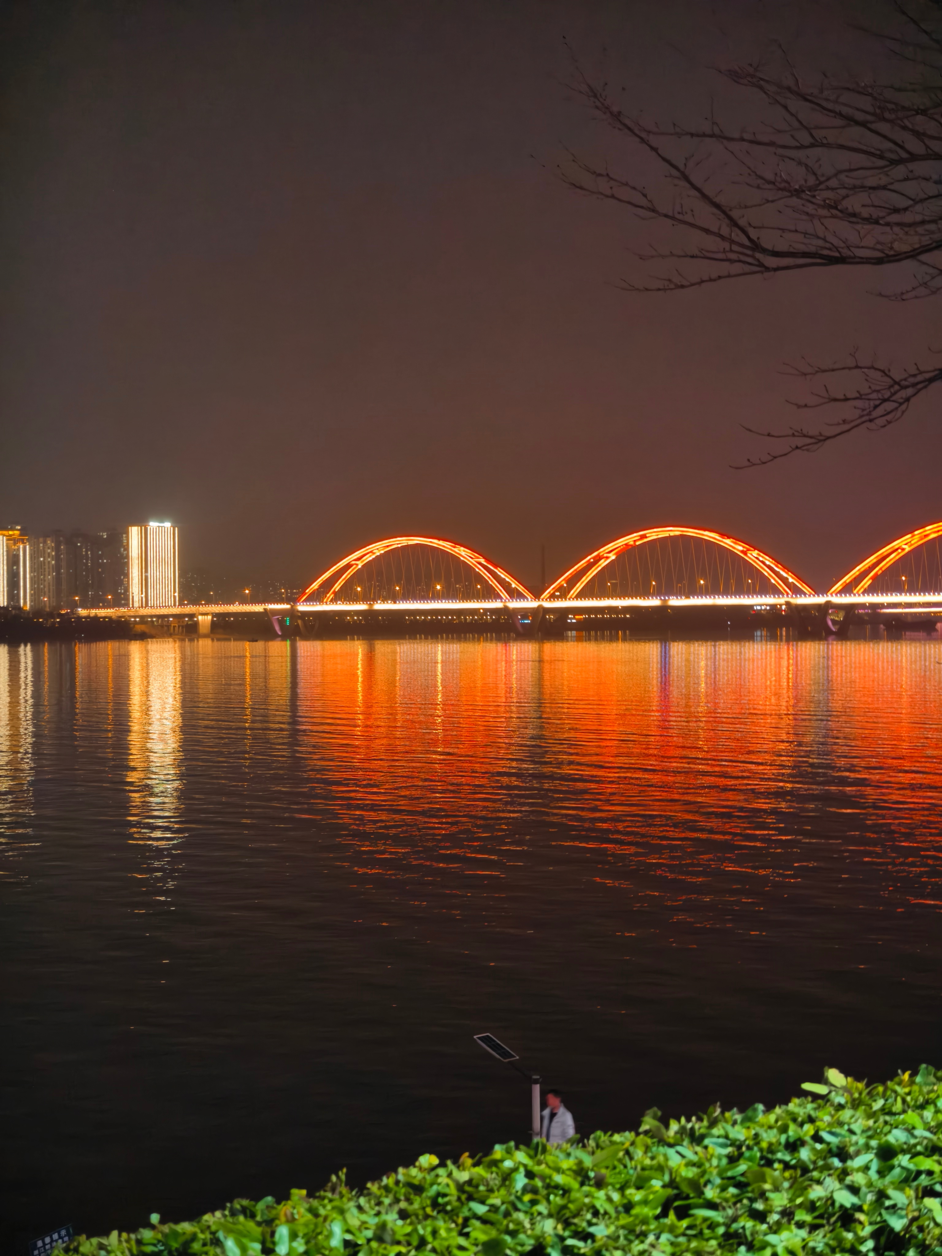 饭后和女朋友来江边走走吹吹风缓解一下春节期间忙碌带来的疲劳