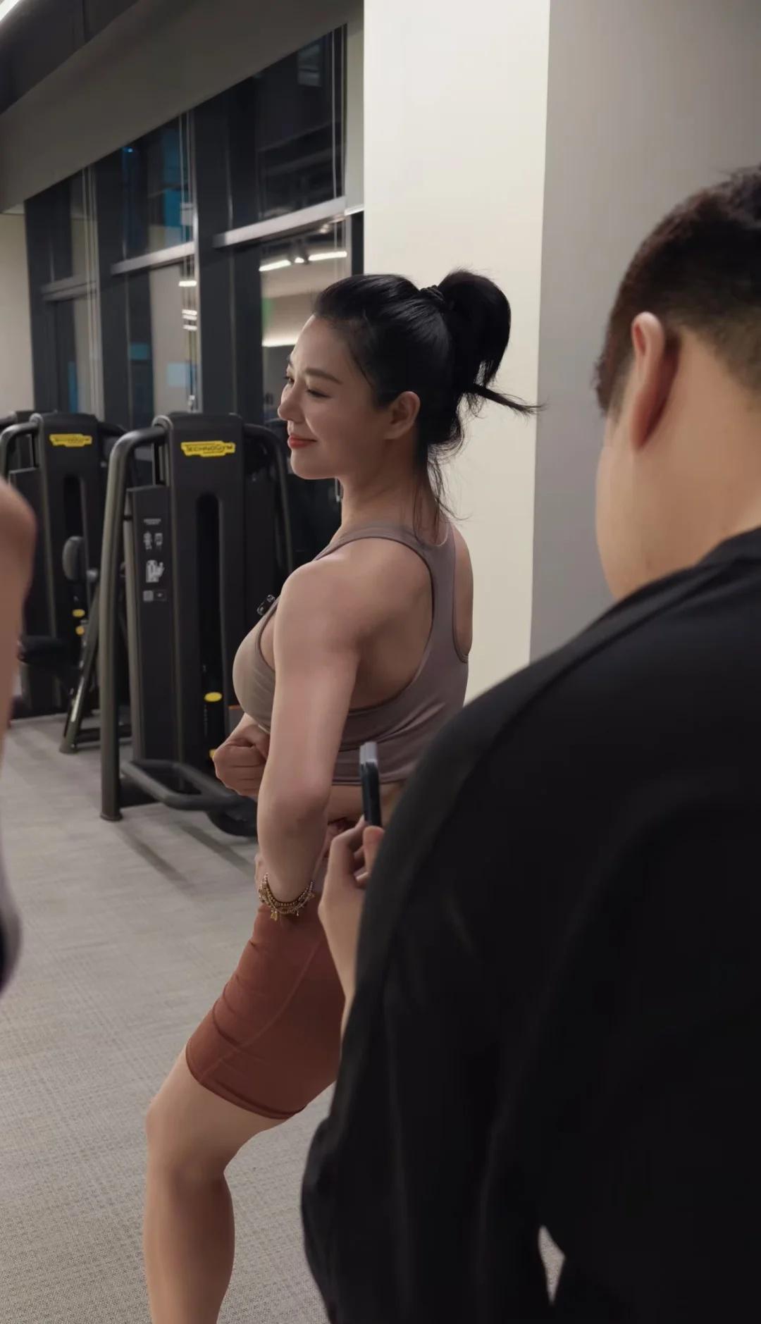 高能量女人的一天
白天拍了一天视频，
晚上让同事看我健身，
顺便为宜样产品代言[