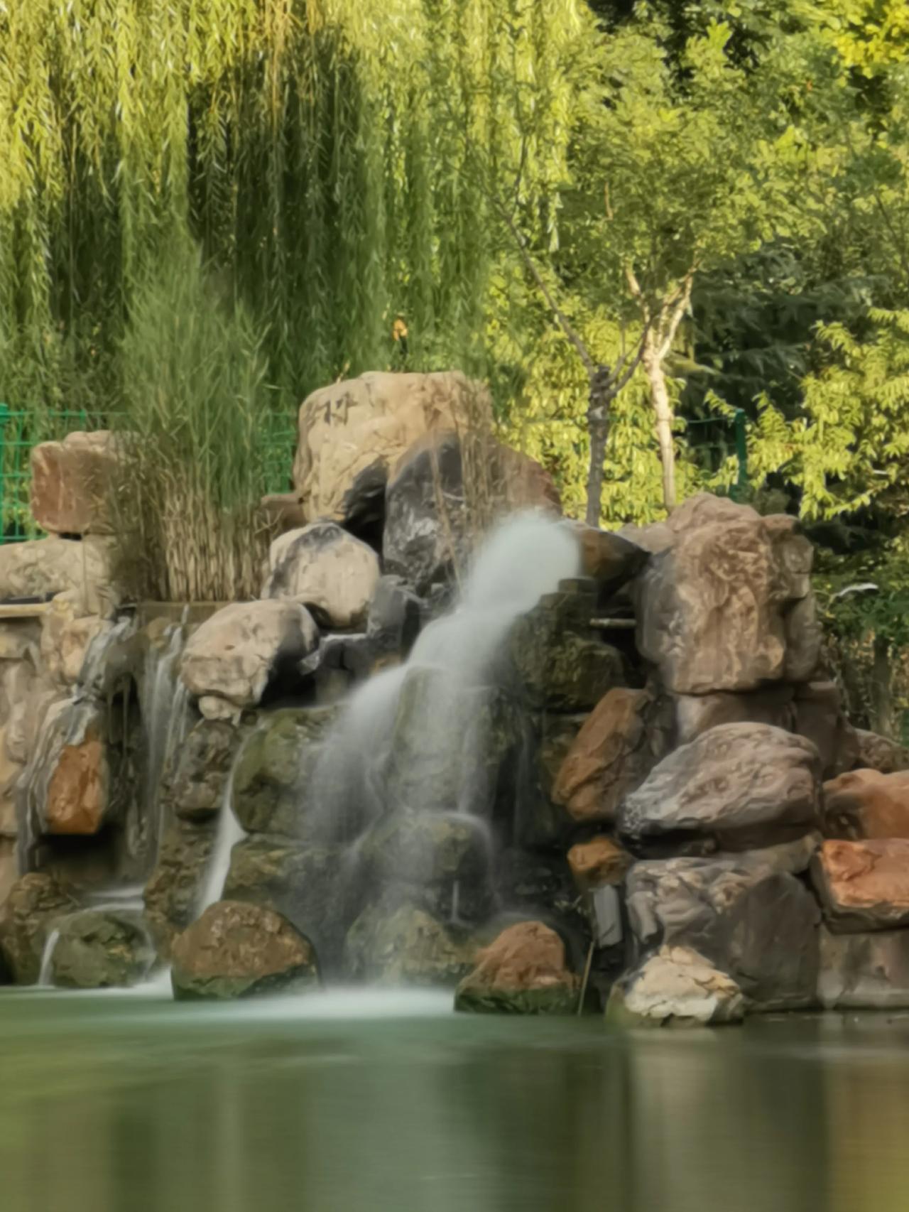 瀑布流水，清新自然。#自然皆美景# #宁静景致欣赏#