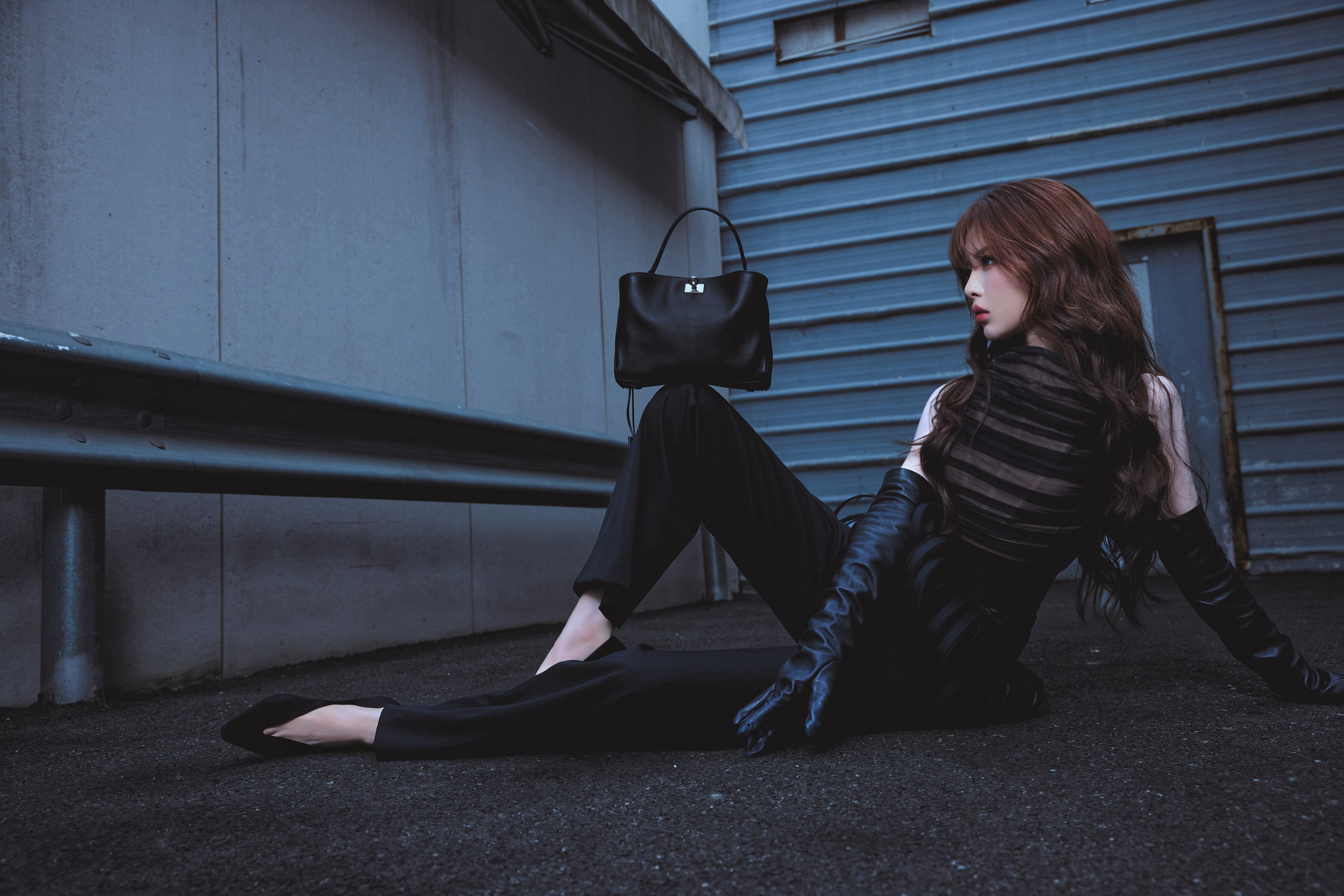 杨超越大长腿可以长到顶起一个巴黎世家的rodeo