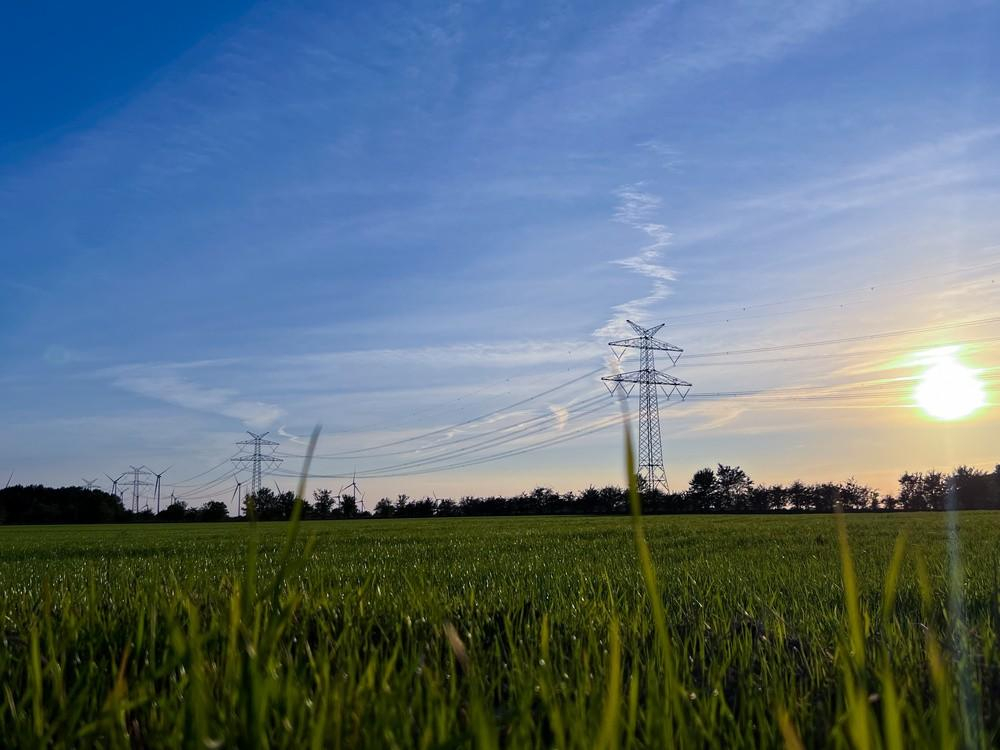 #村民帮办丧事身亡户主道士赔33万#【村民帮忙处理丧事触电身亡，户主和道士赔偿3