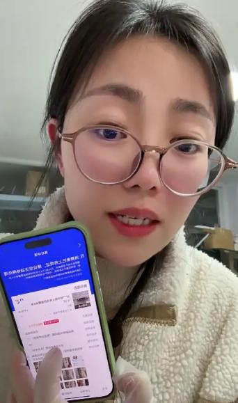 浙江杭州，一女顾客下单998元的带鱼，收到货以鱼表皮有破损为由申请仅退款，商家一