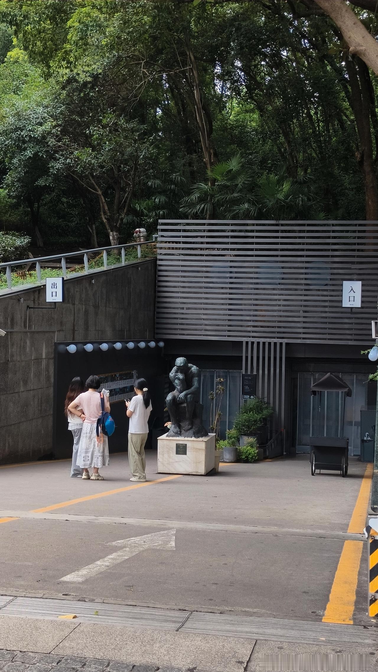 来早了，门还没开。不懂就问，这地方就这么有吸引力吗？
