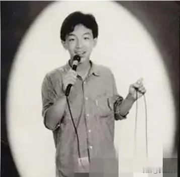 黄渤年轻时候的照片。其实，早年他在青岛歌厅驻唱，跑场子时给杨钰莹当过伴舞 ，还组