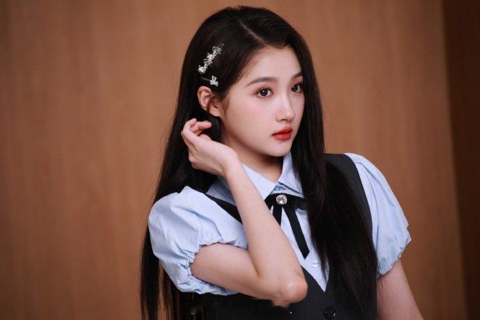 关晓彤最新花絮掉落，黑长直+泡泡袖+西装裙搭配的学院风，美得好清新，太适合这种风