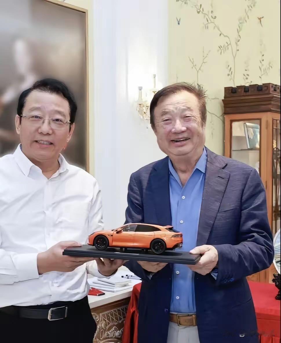 81岁任正非最新近况，与广汽集团董事长冯兴亚谈合作，两人合影留念，看着任正非状态