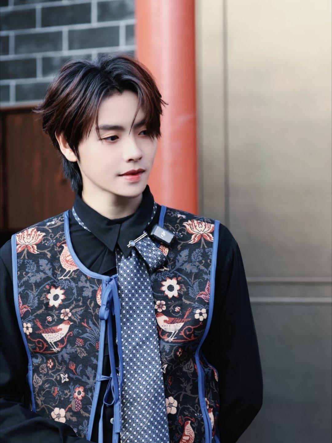 俊眉修眼，顾盼神飞，文采精华，见之忘俗肖宇梁大戏法肖宇梁金路易