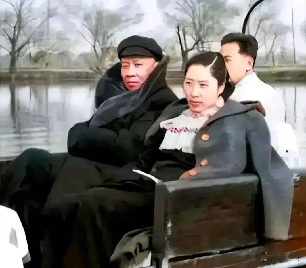 旧照上，刘少奇和王光美在卡车上并排坐着，展现出夫妻深情，令人羡慕不已的画！