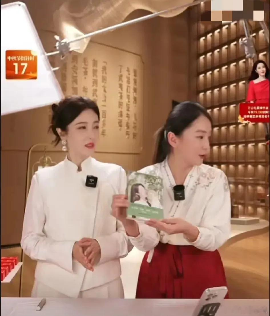 #曾黎直播到一半灯塌了#还好曾黎侧身了一下，灯没有砸到任何人，但也把曾黎和工作人