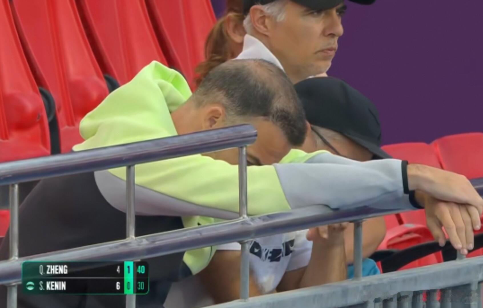 今天比赛里巴呢今天直播一直郑钦文，王欣瑜两边看，水友们提醒才看到观众席没有里巴有