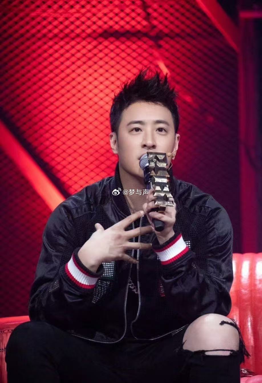 潘玮柏出道25周年发文潘玮柏出道25年了 二十五载转瞬过，你的歌却从未褪色。今晚