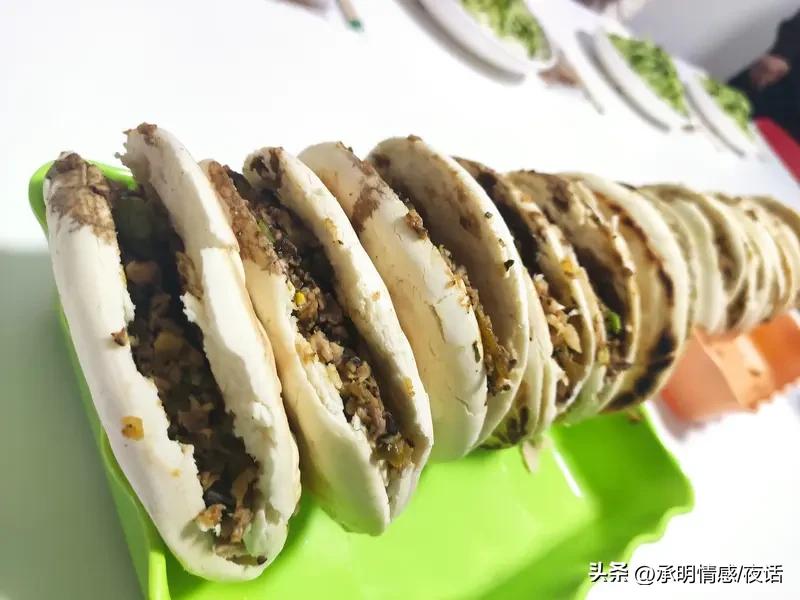 家人们，知道吗？西安有大动静！首届菜夹饼大赛里，有人夹出个3斤半的巨型饼，这哪是