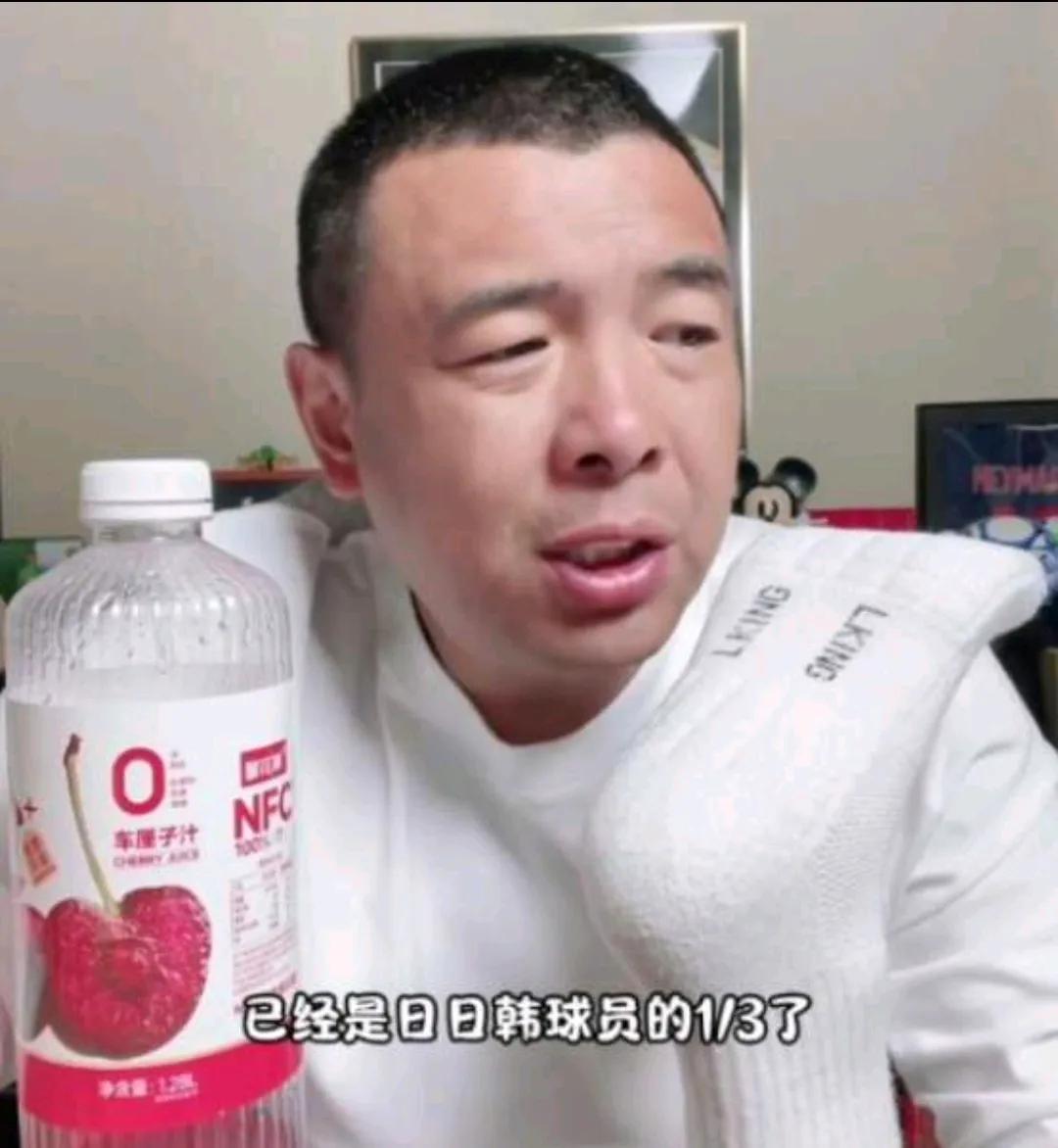 要想足球球员有斗志，首先要降薪资到一定的度，然后实行踢球时的成绩来奖励，多劳多得