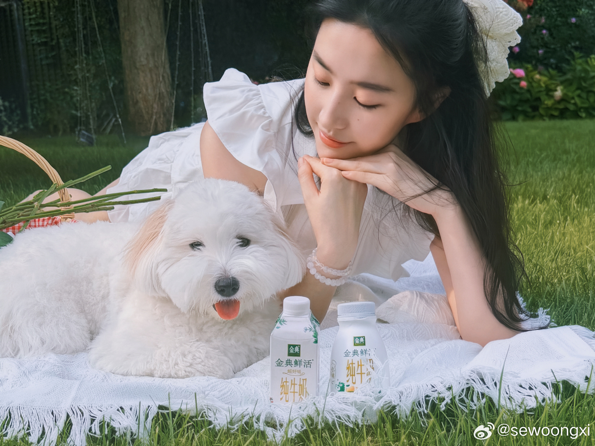 刘亦菲带哈哈晒太阳怎么变少女了