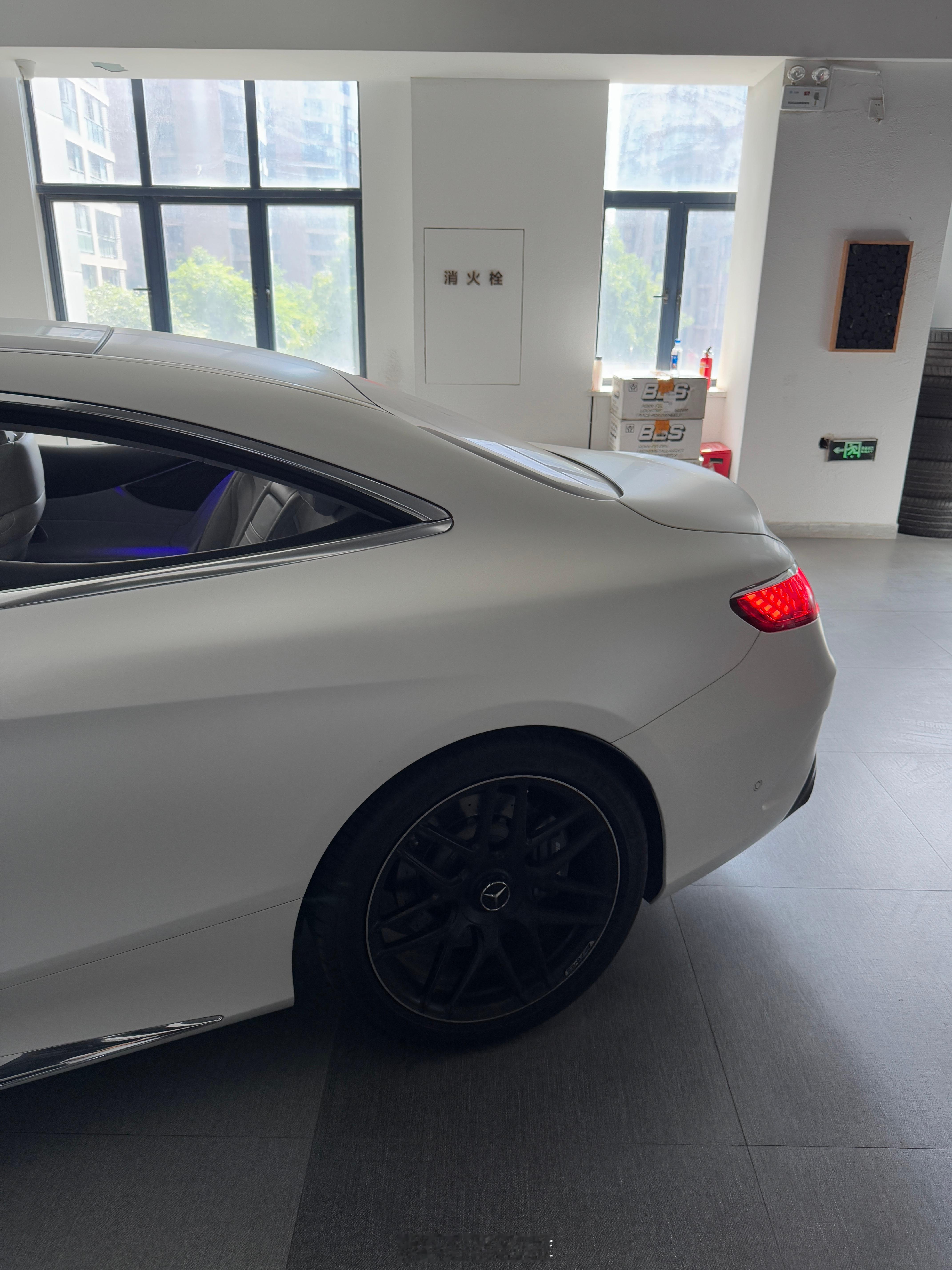 什么叫优雅老钱风钻石白奔驰S63 Coupe 