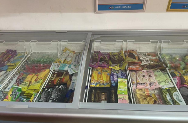 今年夏天，雪糕行业遭遇罕见的旺季量价双跌。表面看是雨水多、凉夏导致需求不振，但更