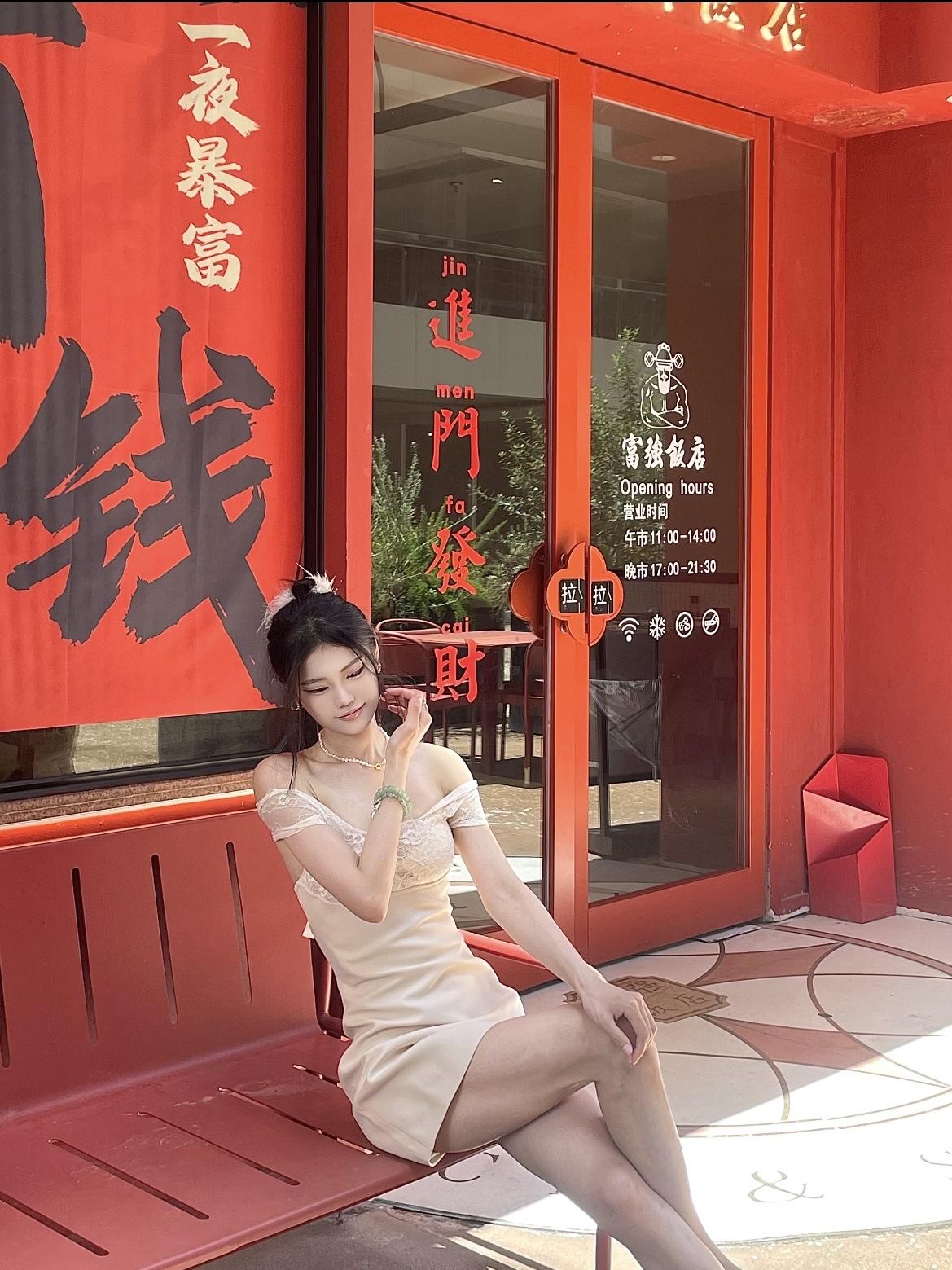 美图欣赏，看图写诗
《红街丽人》
红街呈喜色，杏裙映芳姿。
云鬓风前逸，明眸画里