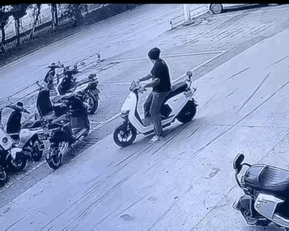电动车怎么回事啊，自己会自动跑？