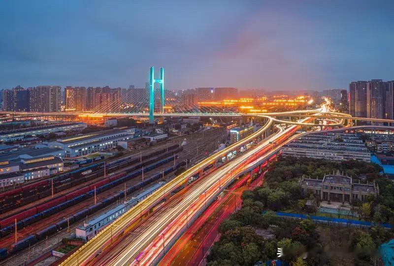 2026年房地产想要回暖，还是要靠大基建。
虽然说现在棚改比较难了，但是还有城市