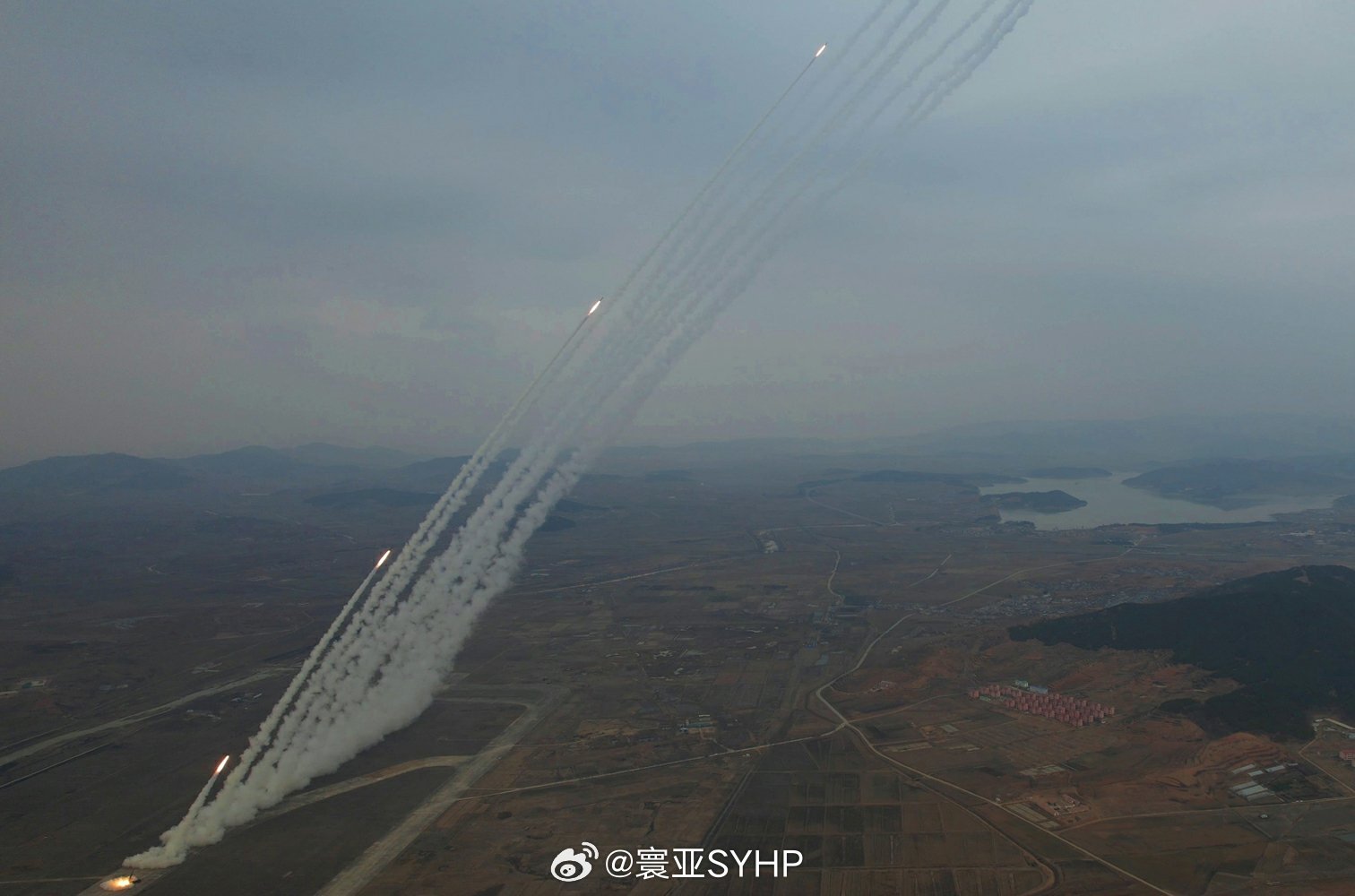 金正恩观摩朝鲜远程火炮打击训练朝中社报道，3月14日，金正恩在现场观摩朝鲜人民军