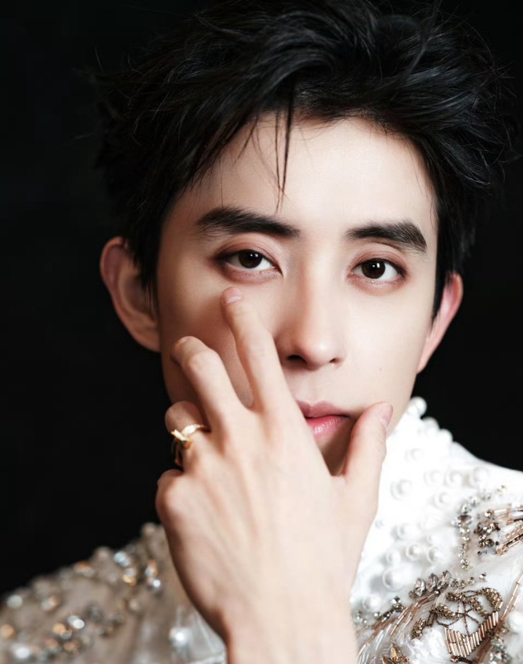 敖瑞鹏 疑似银河落嘴里越品越觉得好笑，他到底还要不要偶像包袱了？下腰接瀑布的画面