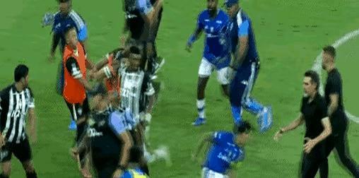 一场球赛后补开23张红牌，直接破了巴西足球的历史纪录。
 
3月8号米纳斯吉拉斯