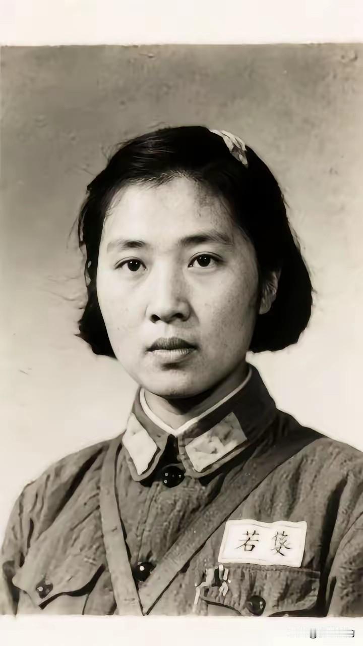 枪毙前，她突然往嘴里塞了一大把生黄豆。
腮帮子撑得老大，跟含着两块石头似的。
狱