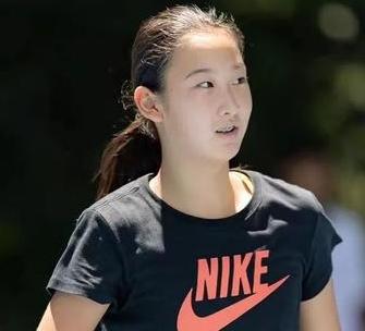 稳步取胜！小花邵羽杉直落两盘过关，顺利拿下温网青少年首轮胜利！
        