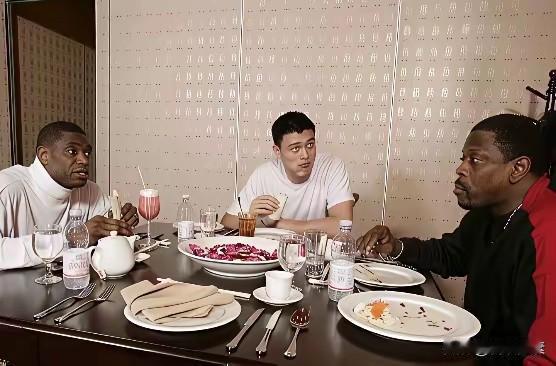 中国已经功成名就的姚明，
2002年正式宣布加入美国NBA，
并且当年入选美国篮
