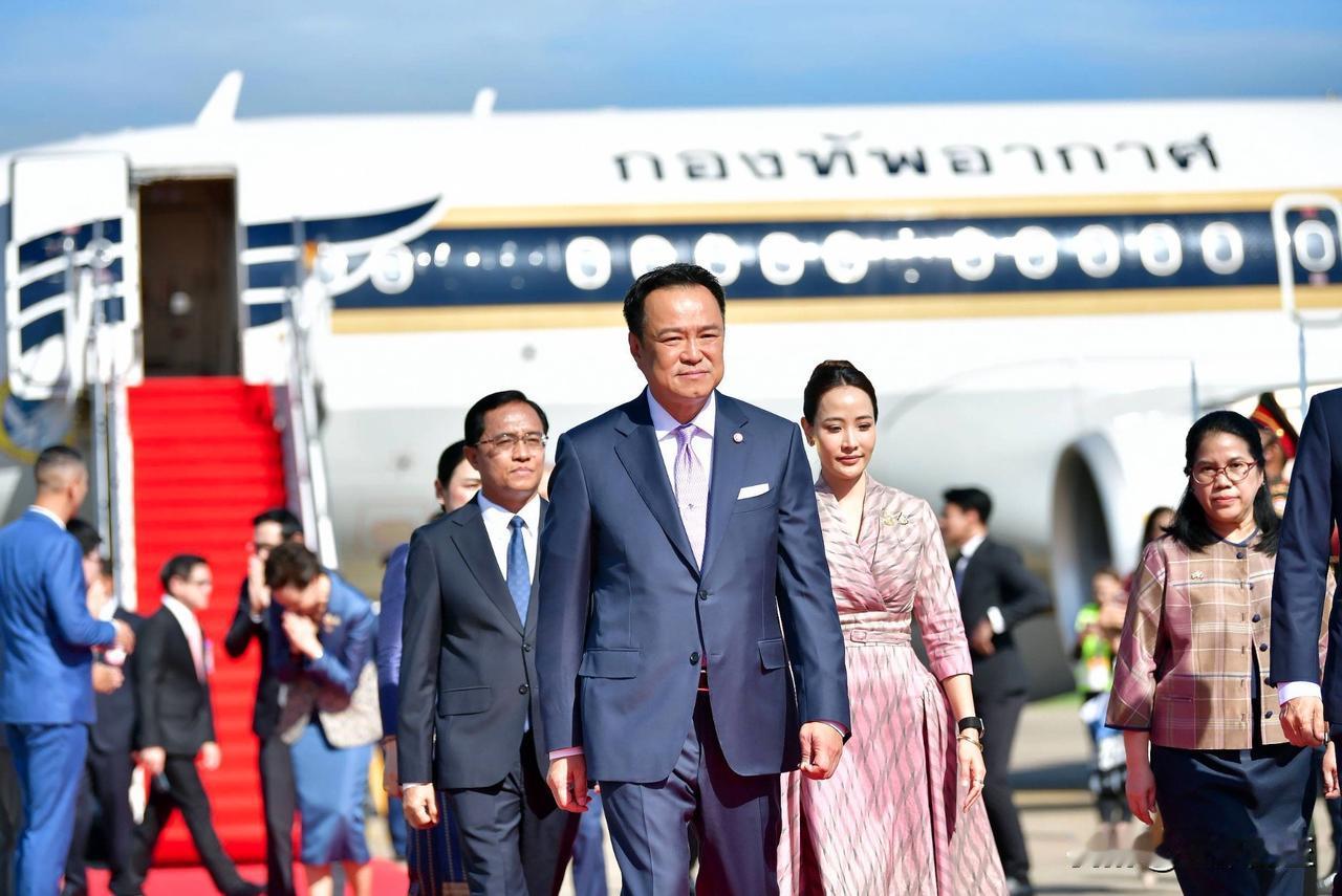 周四上午，泰国总理阿努丁携夫人及一众部长官员正式访问老挝。阿努丁此次对老挝的访问