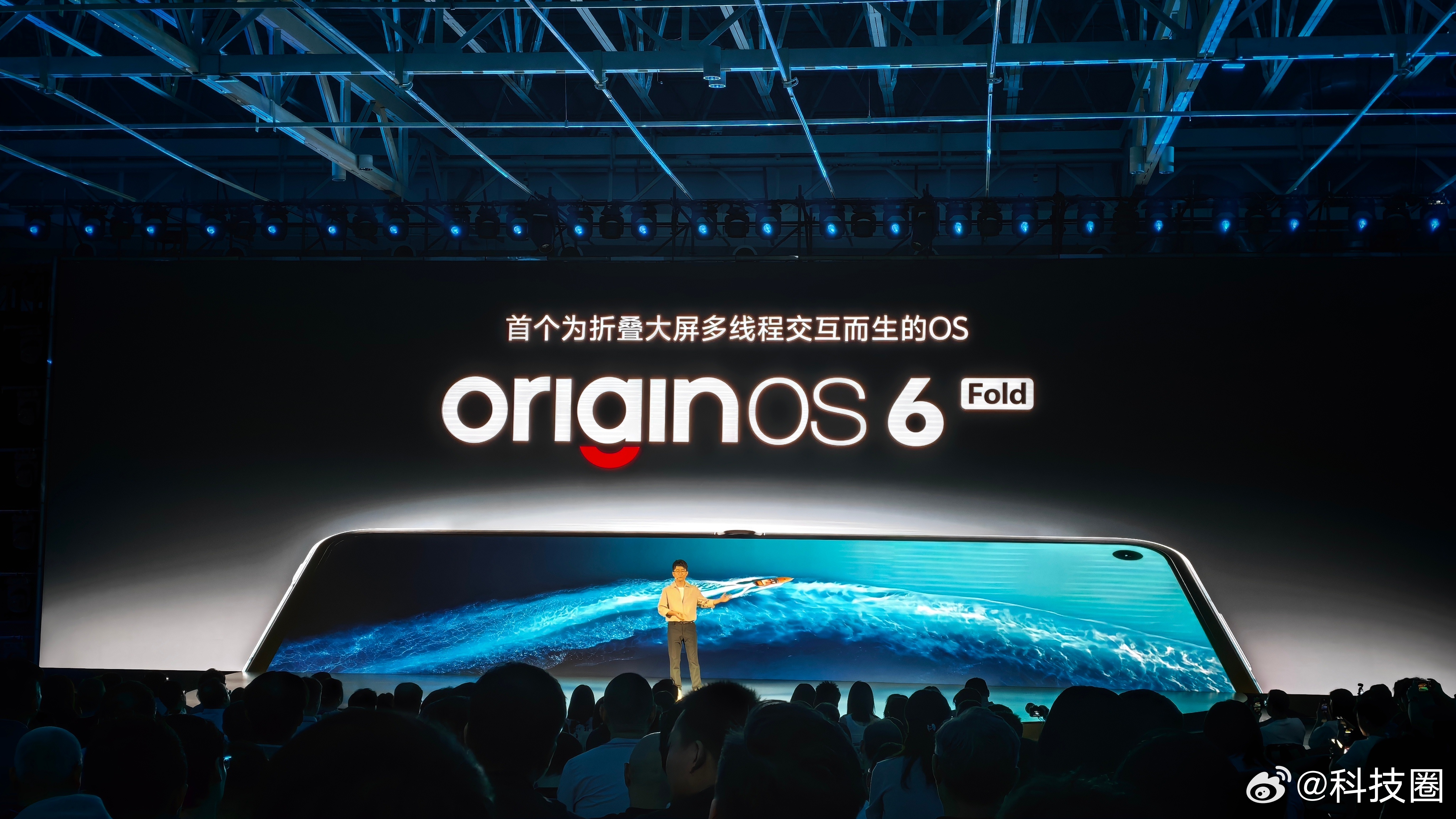 vivo X Fold6的产品定位，展开AI工作台，合上全能真旗舰。而全新的原子