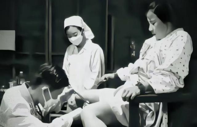 日军当年强征中国女性充当慰安妇，是有组织反人性的国家罪行。数十万同胞被掳掠虐待，