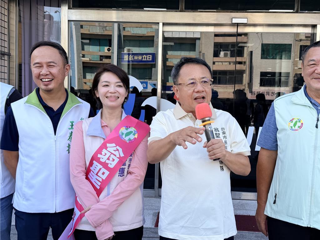 前台东市长赖坤成9月4日陪同民进党台东市长参选人翁圣惠完成参选登记，现场受访时针