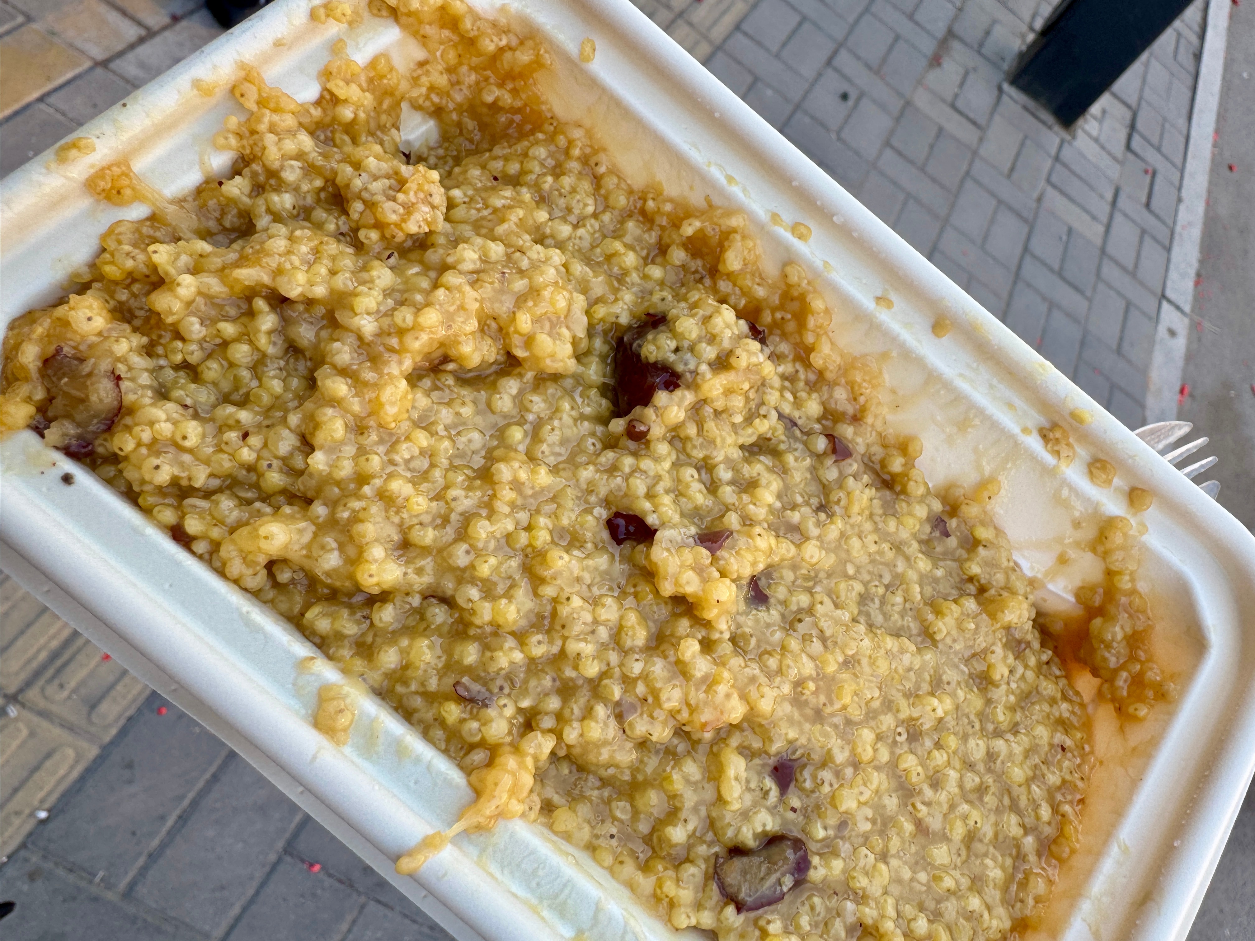 打卡山东青州，买了大黄米糗糕和一只炸鸡，去旁边的拉面店吃。 青州