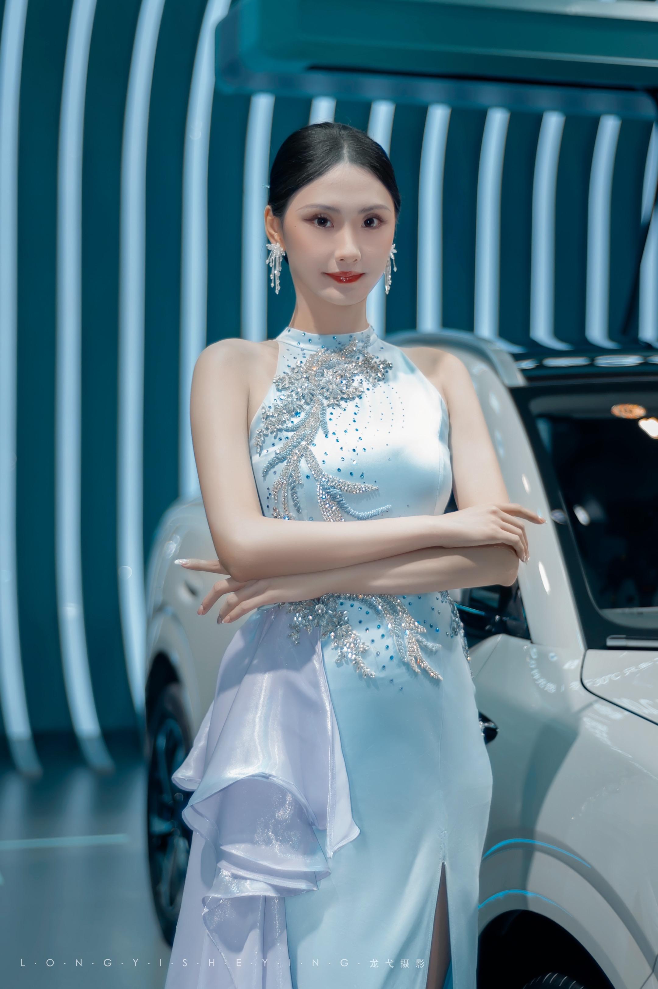 穿礼服的样子 车展现场 摄影