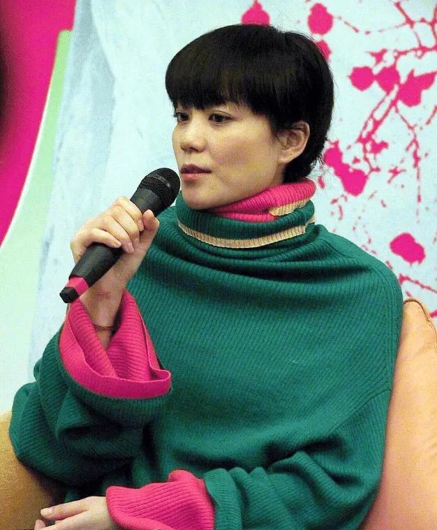 也只有王菲才敢驾驭这种“大妈发型”了！天后的个性和审美果然与众不同！
