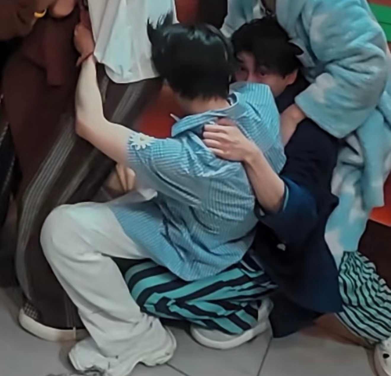彭彭腿上有一个真源 彭彭你就别想跪了哈哈哈哈 