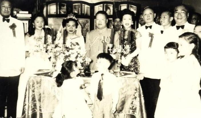1961年，沙特吉达街头，一个年轻女人用阿拉伯语对着围观的八百多名路人哭喊着揭露
