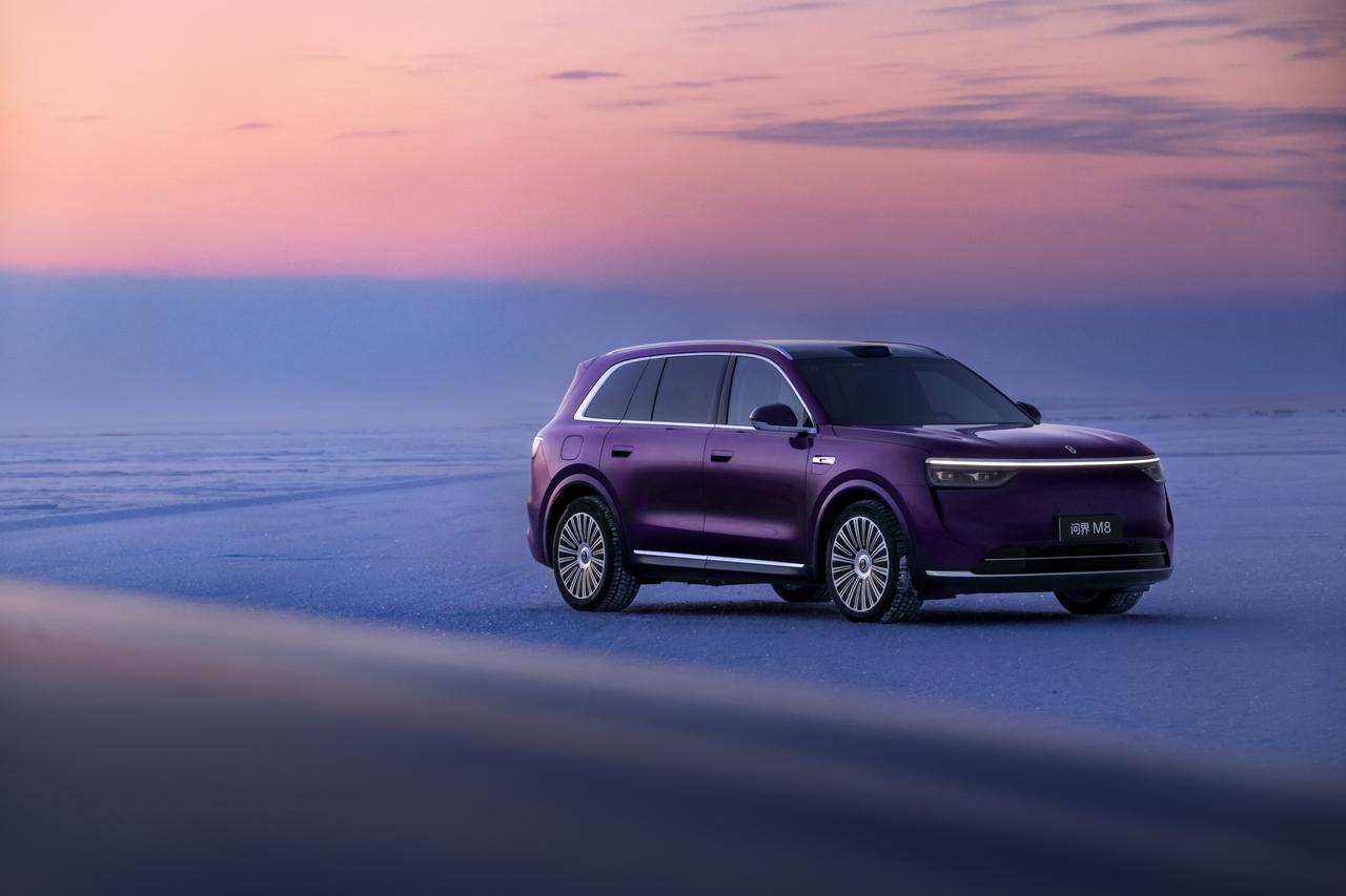 一路安心,问界M8以智能安全护航全家
春节返程恰逢雨夜,高速视线被雨幕模糊,前车