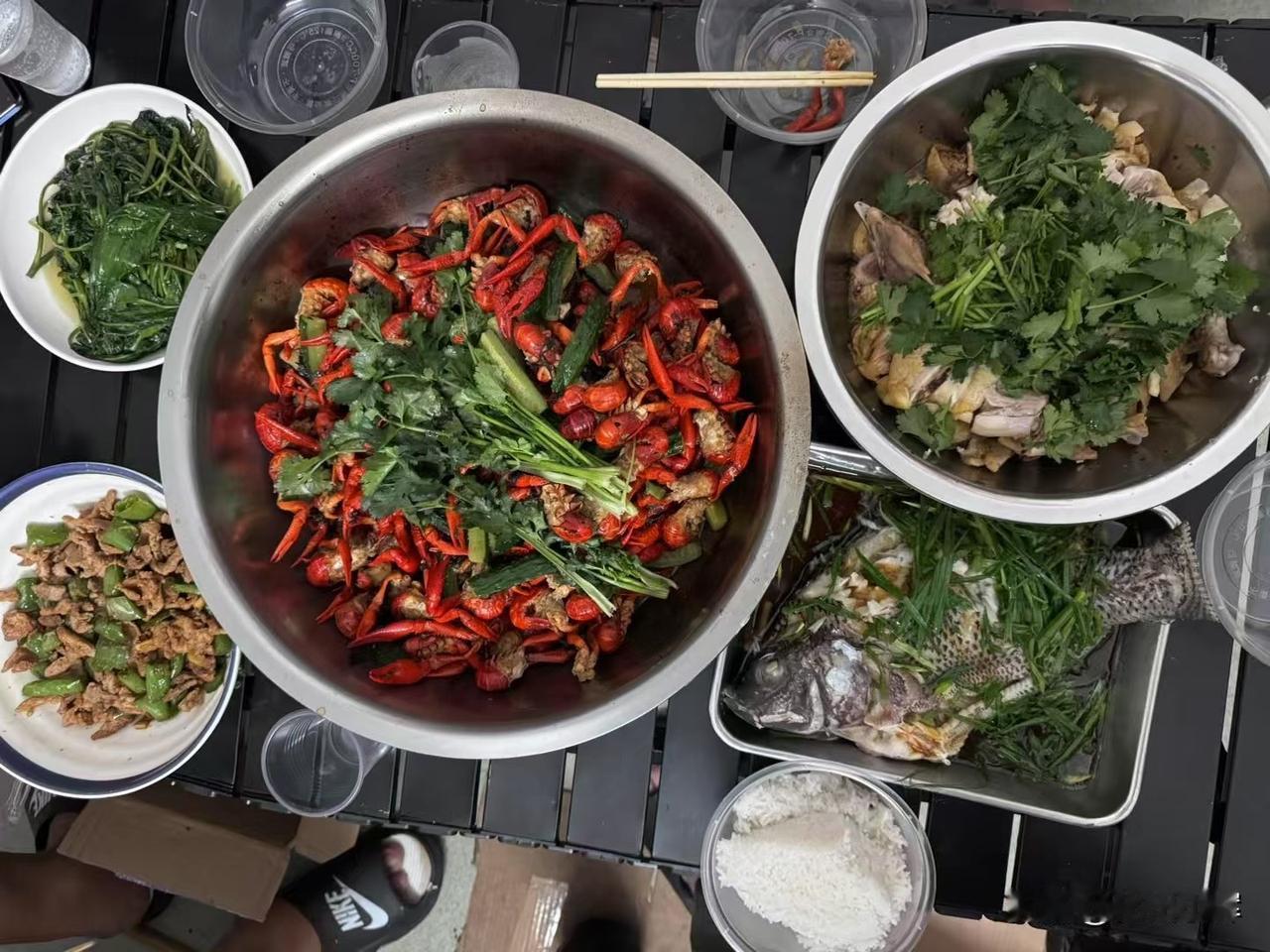 自己动手 丰衣足食
今晚的聚餐真是太丰盛了，各种美味佳肴摆满桌子，看得我口水直流
