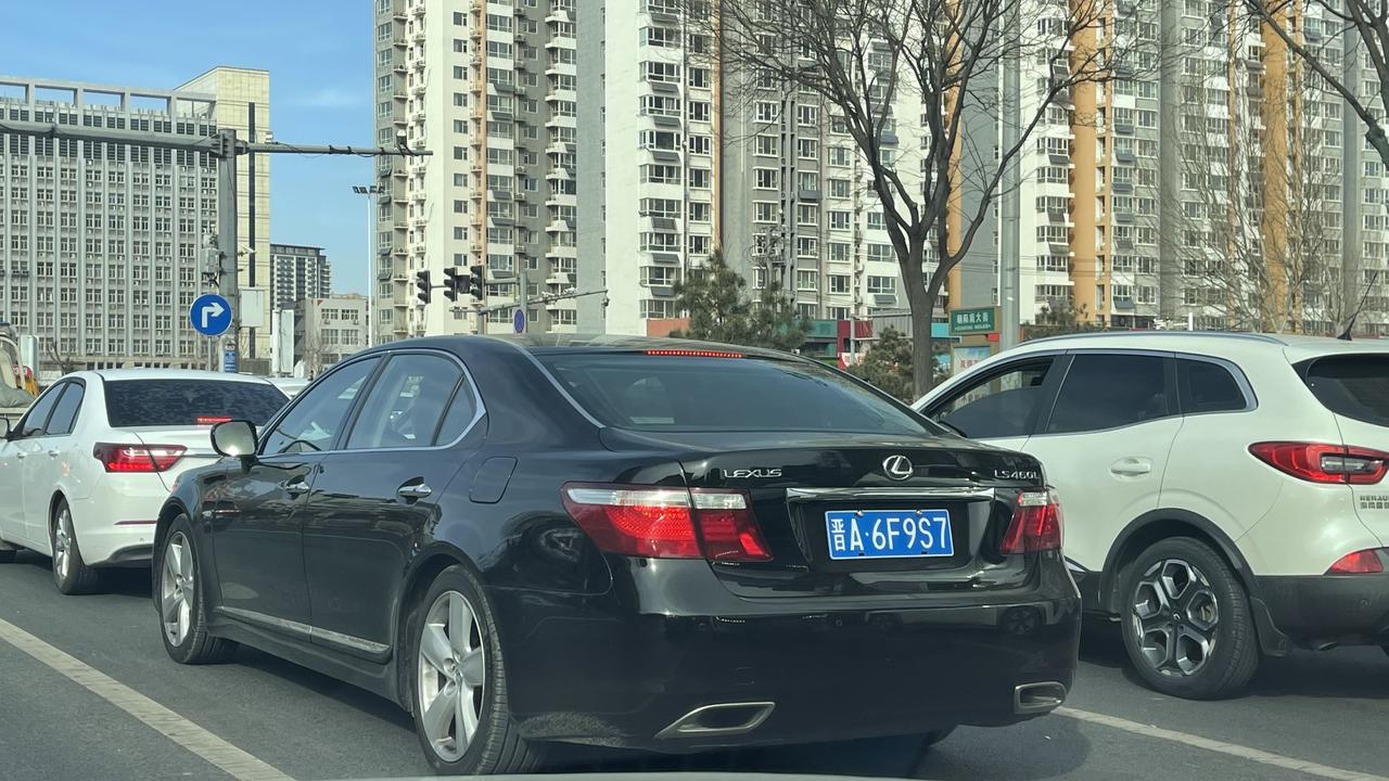 跟了四个红绿灯，终于逮到一个机会放下车窗和车主聊了两句，车主很年轻，特别爱车，这