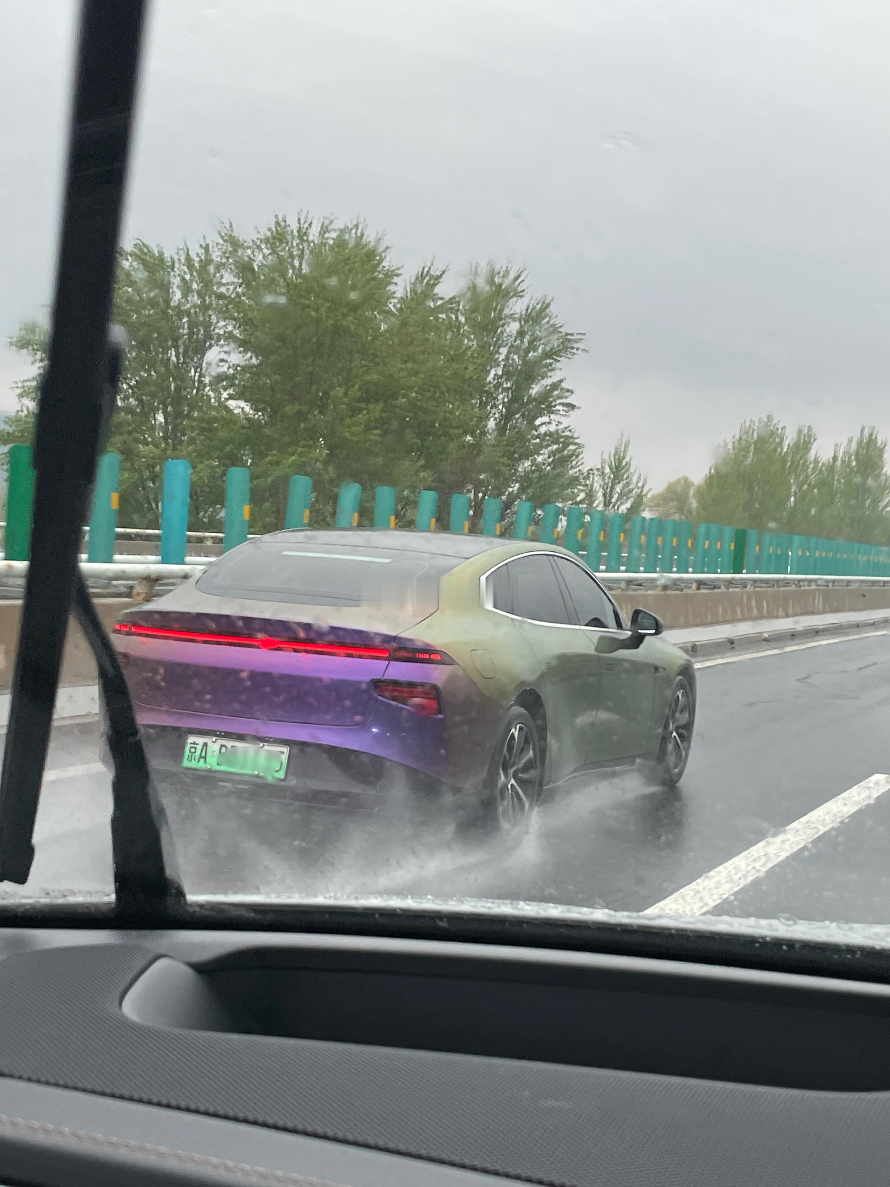 不说这个颜色好不好看，就说这小鹏P7是真的猛，还有500+km，顶着限速开，又是